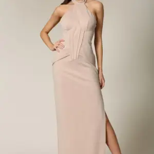 Emelye - A long dress featuring built-in underwire and front boning